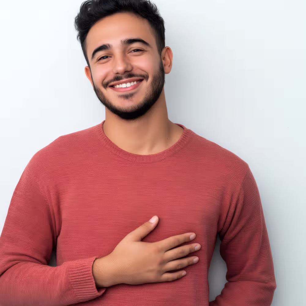 Foto Mitarbeiter mit Hand auf dem Herz der Danke sagt