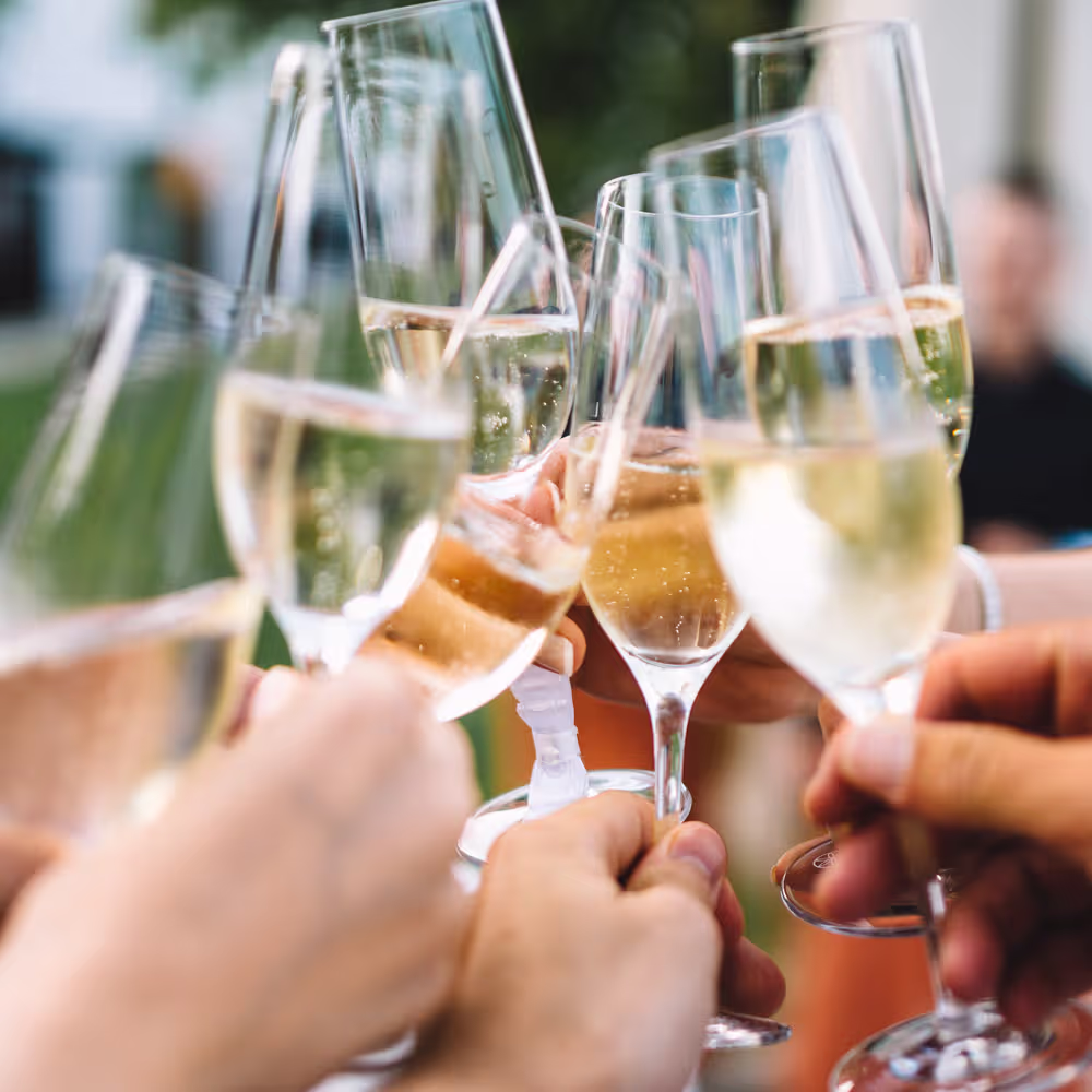 Foto mehrere H&auml;nde die mit vollen Sektgl&auml;sern anstossen zur Hochzeit