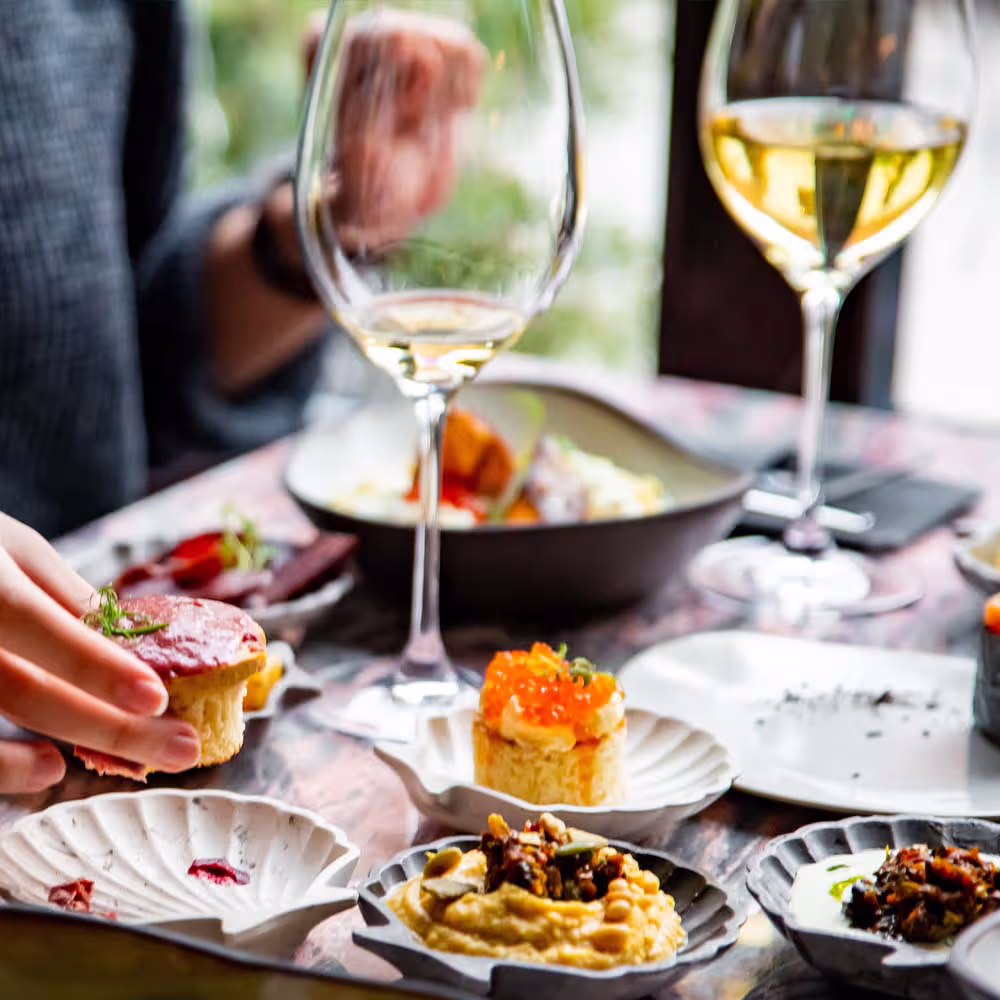 Foto gedeckter Geburtstagstisch mit Sekt und Kuchen zum Geburtstag