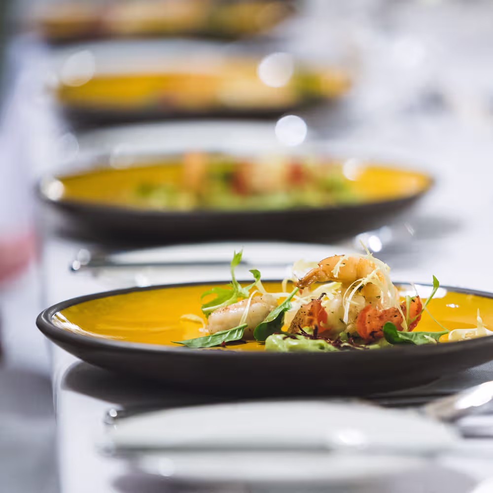 Foto gedeckter Hochzeitstisch mit orangenen Tellern mit Vorspeise zur Hochzeit
