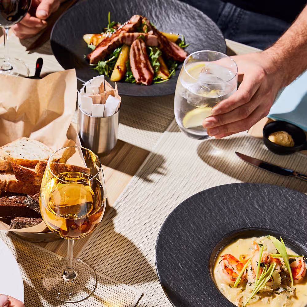 Foto gedeckter Essentisch mit Wein und Wasser Gl&auml;sern zum Jubil&auml;um