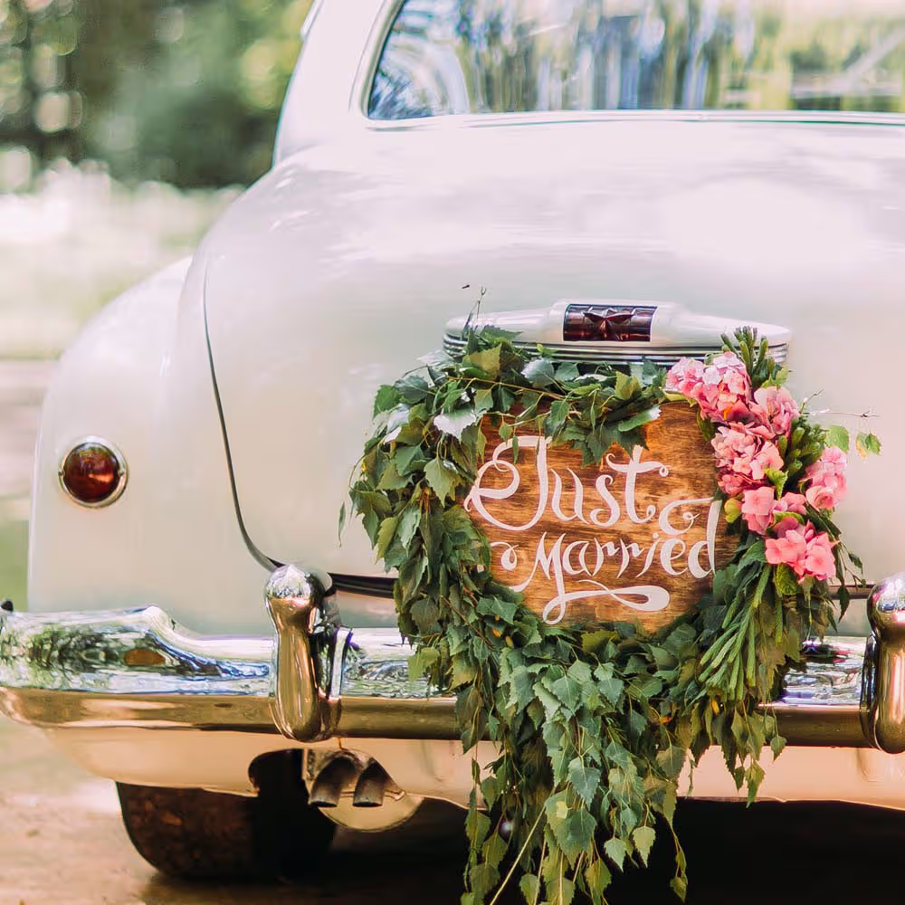 Foto altes wei&szlig;es Auto mit Just Married Nummernschild zur Hochzeit