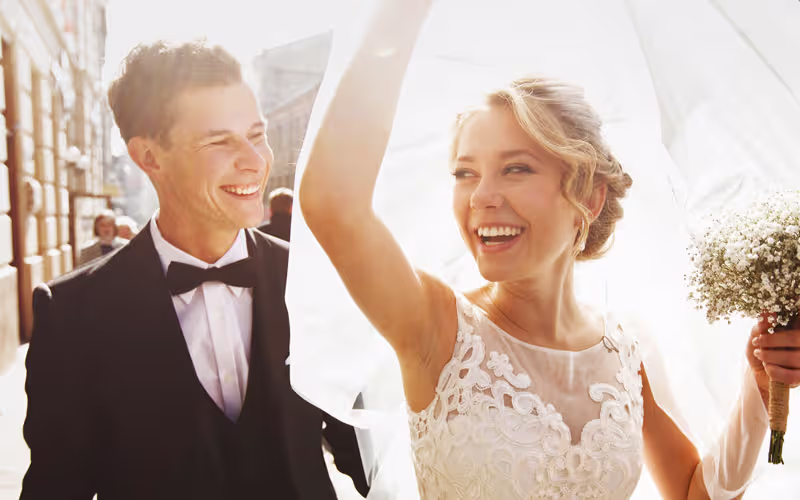 Foto lachendes fr&ouml;hliches Hochzeitspaar